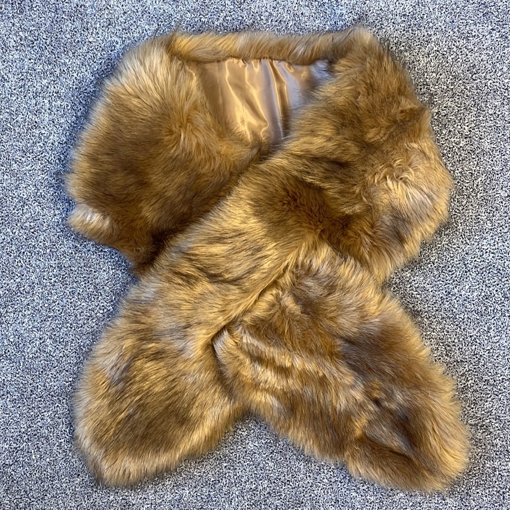 Women’s faux fur wrap